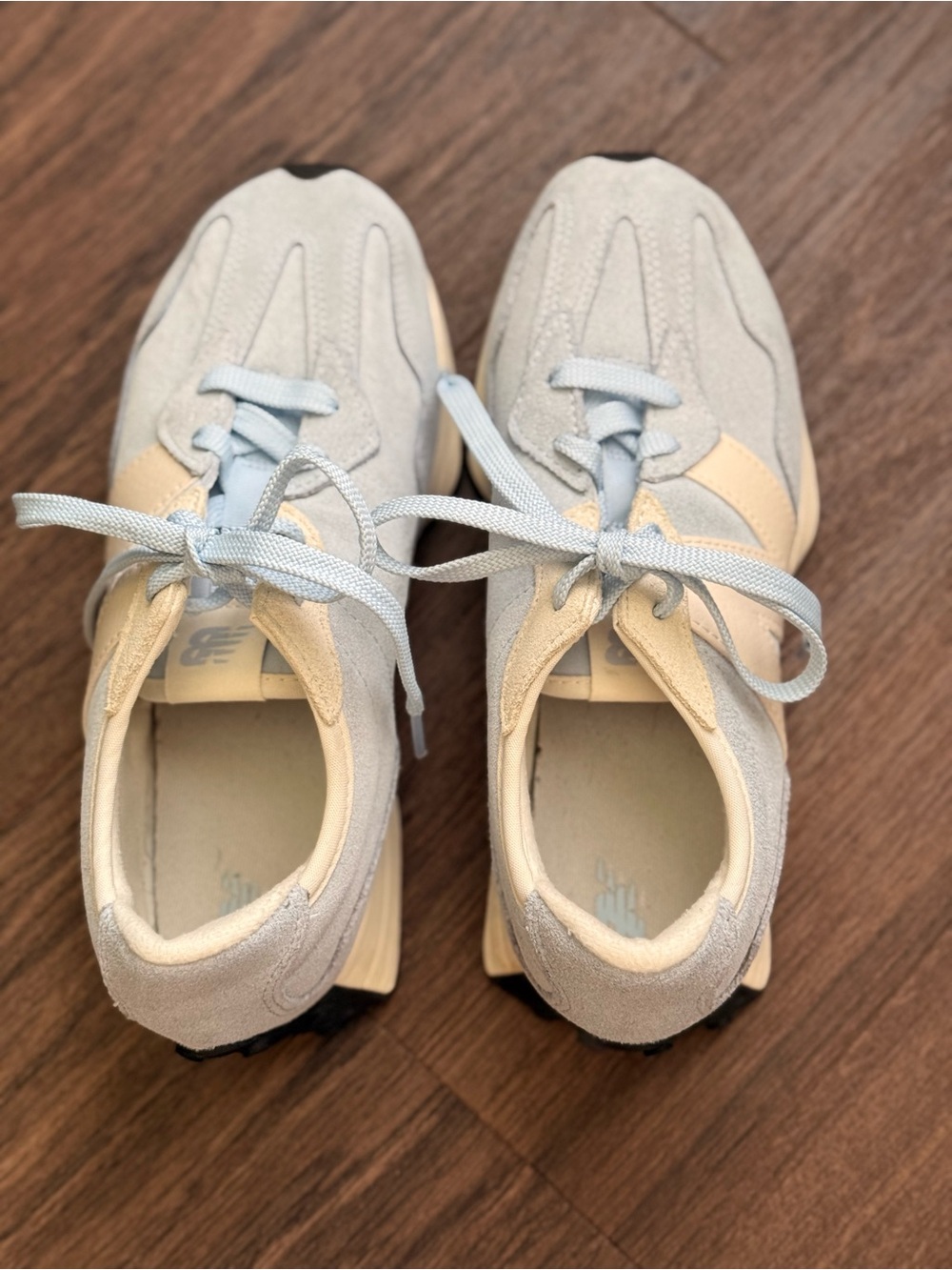Kids NEW BALANCE Lightweight Suede Runner in Light Blue and Cream NWOT